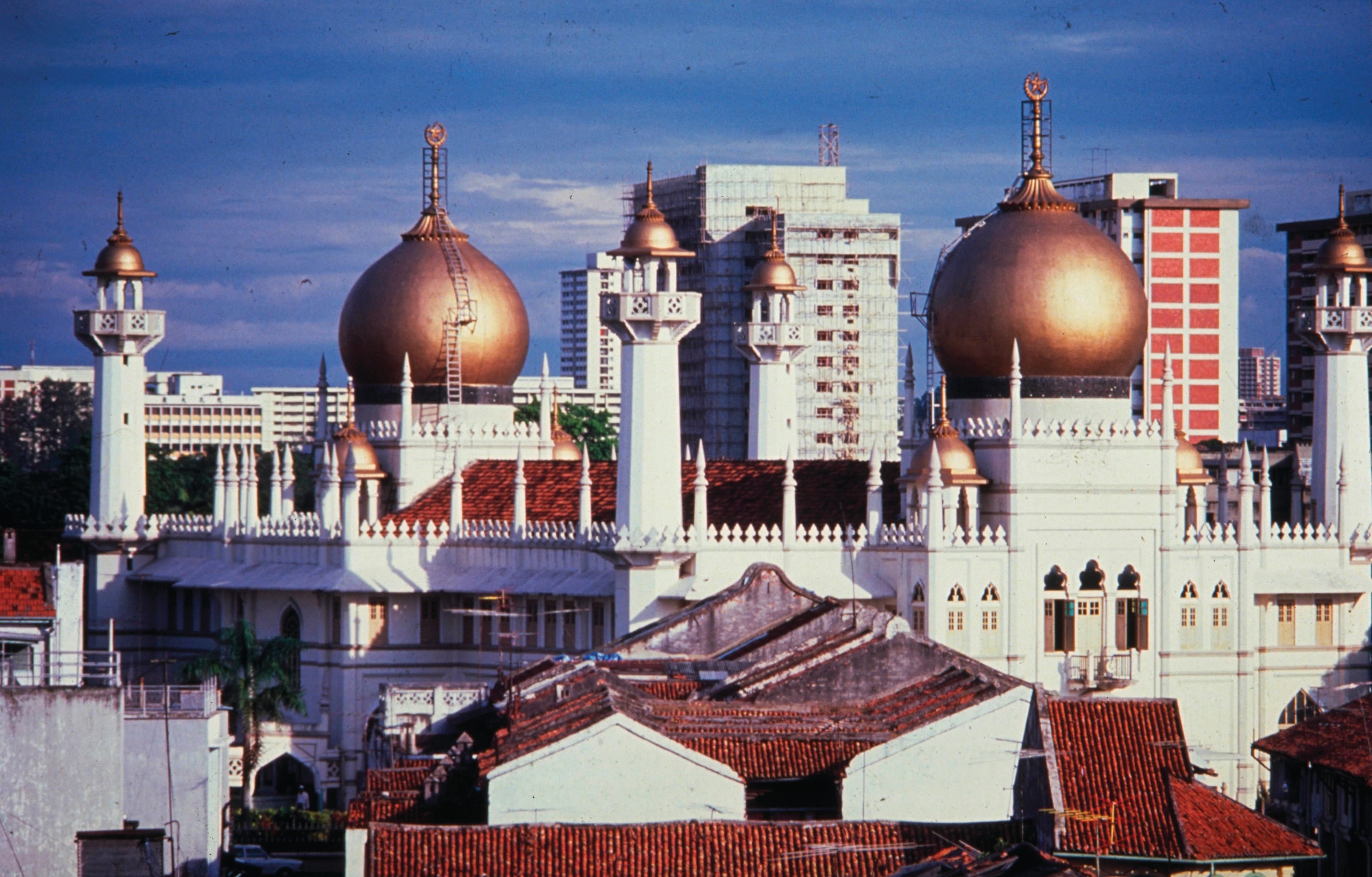 The exuberant roof decoration of the Sultan Mosque, rising above shophouses in Kampong Gelam. STPB Collection, courtesy of the National Archives of Singapore.